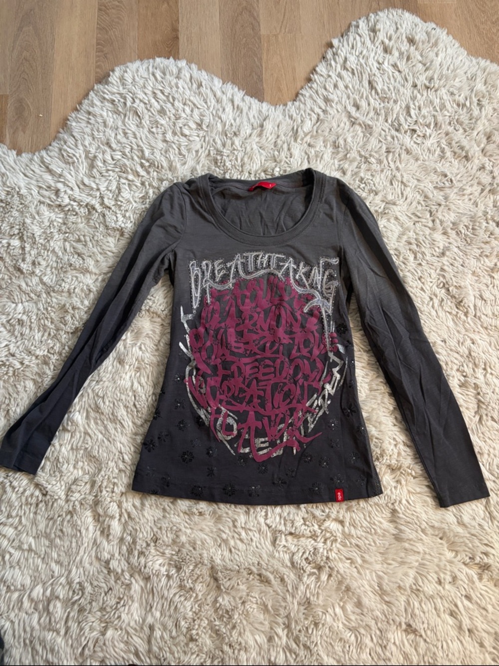 Long-Sleeve Graphic Tee in Black with Plum Print